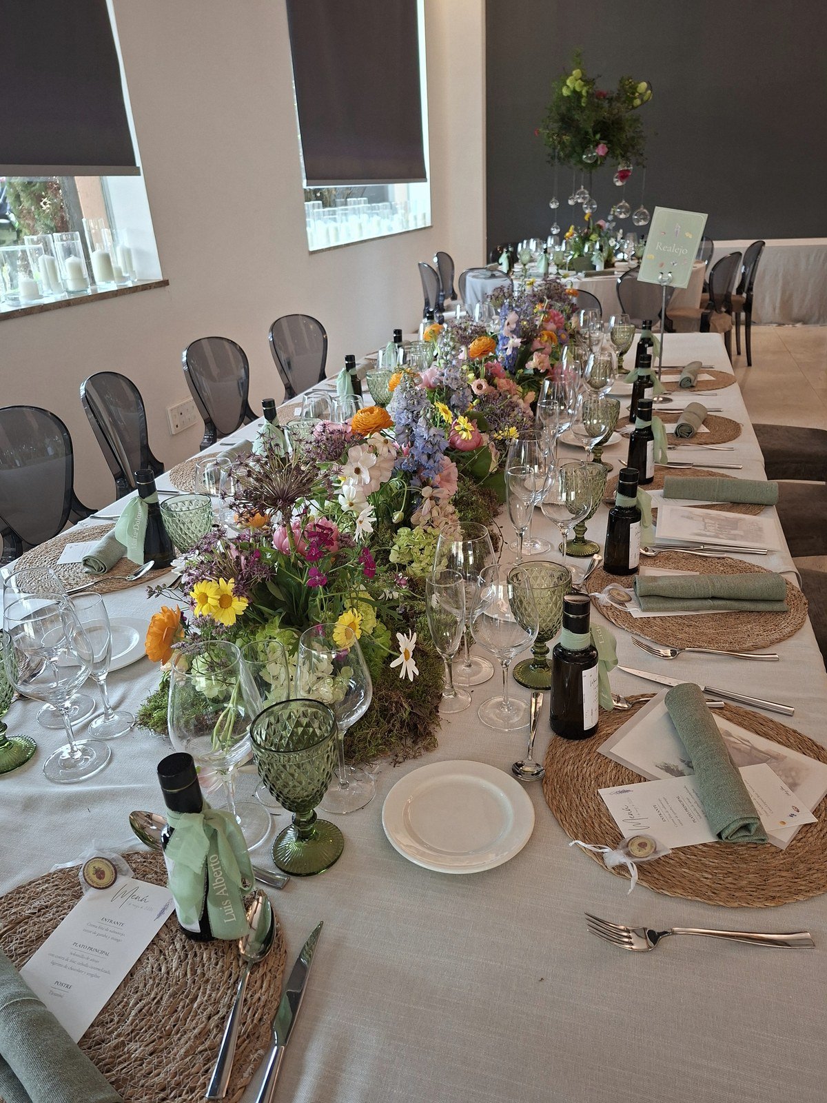 Mesa de boda con runner de flores silvestres diseñada por Mareli Eventos Granada