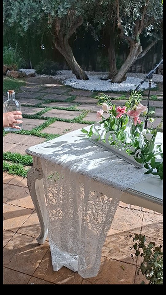 Jardín preparado para la ceremonia, con las sillas y la decoración listas — Mareli Eventos Granada