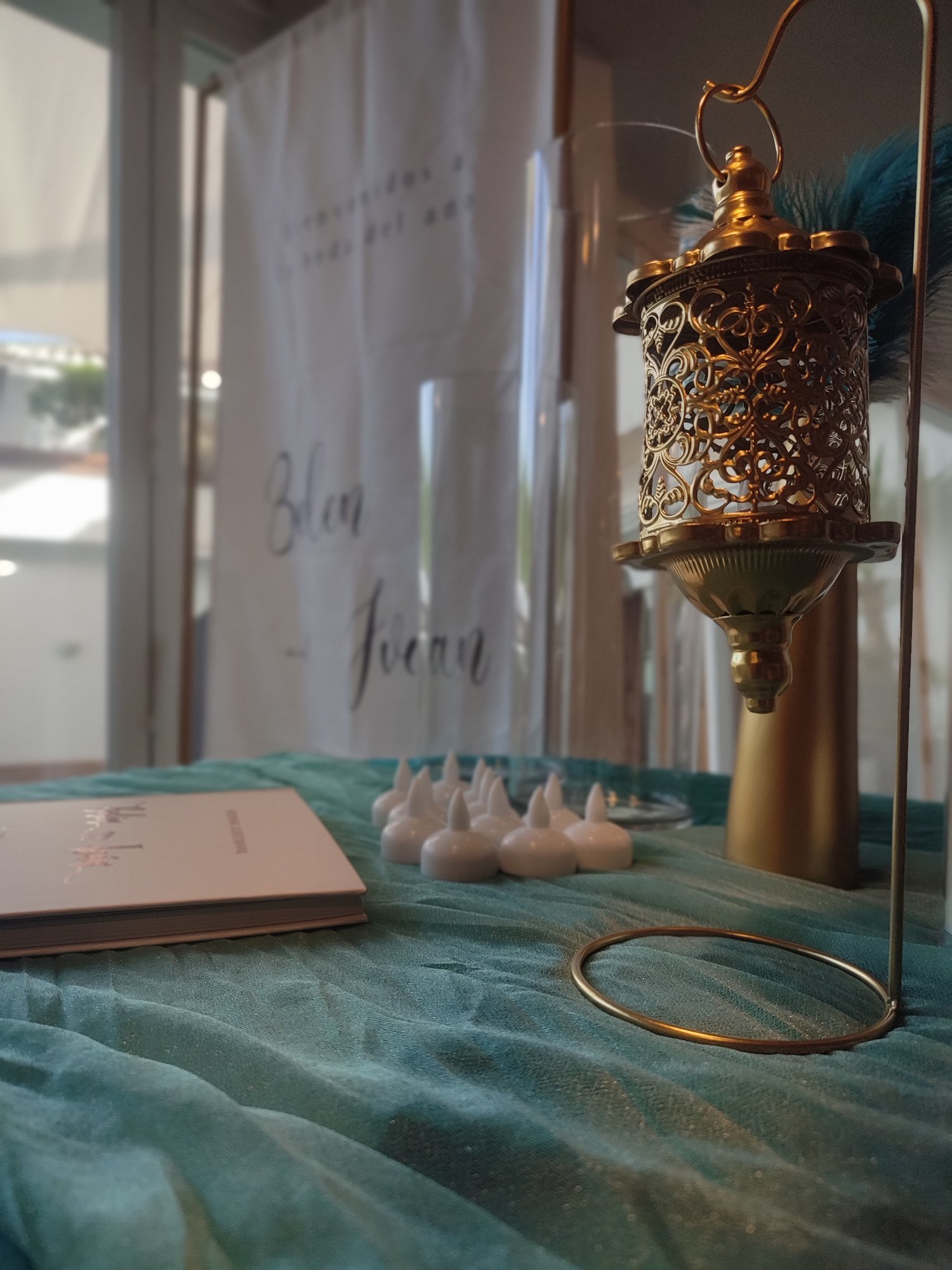 Mesa de firmas con flores y detalles de papelería