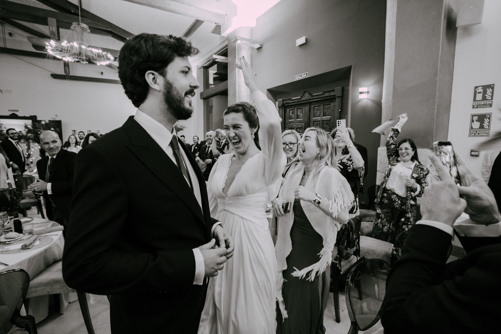 Retrato en blanco y negro de una novia el día de su boda