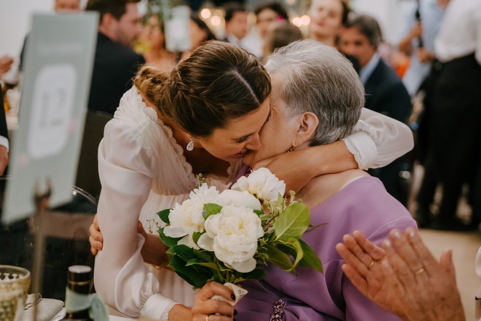 La novia abraza emocionada a su abuela durante la celebración