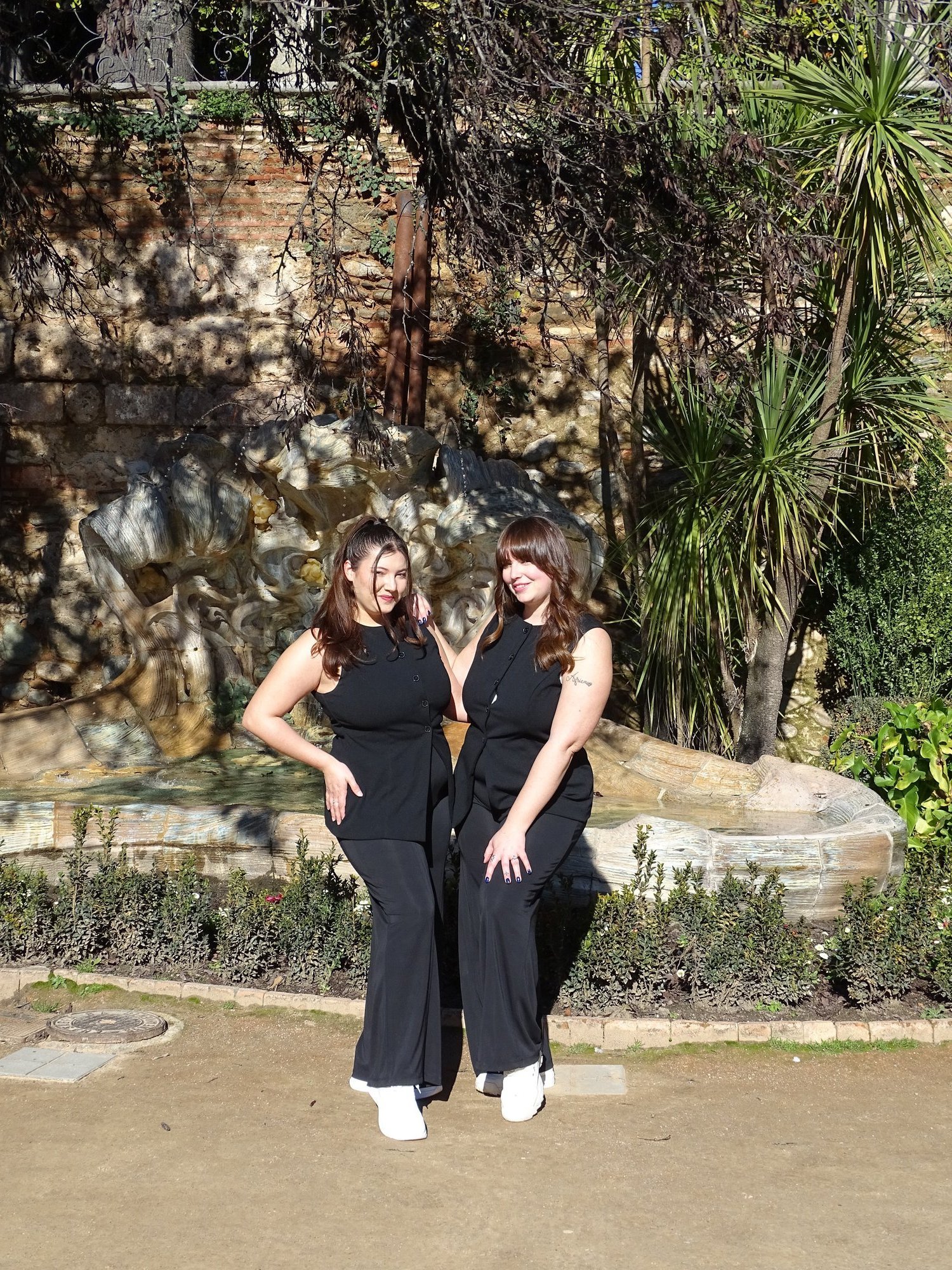 Marina y Eli, coordinadoras de Mareli Eventos, en el jardín de una finca de bodas en Granada