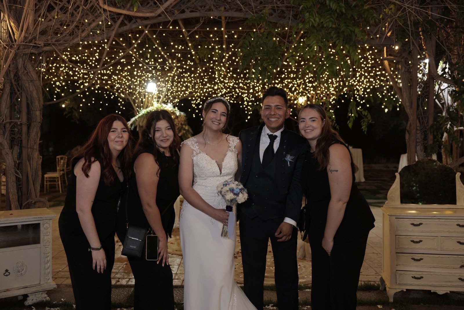 El equipo de Mareli Eventos con los novios durante la fiesta nocturna
