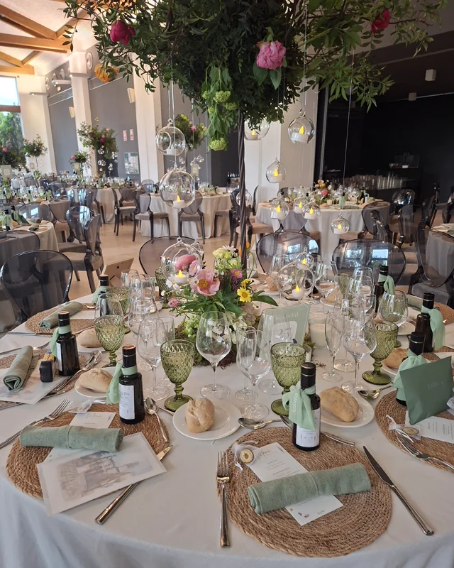 Mesa de banquete vestida con flores y detalles de vajilla — Mareli Eventos Granada